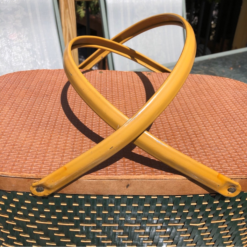 Vintage 1970s Picnic Basket Woven Wicker Metal Handles Hunter Green - Picture 5 of 14